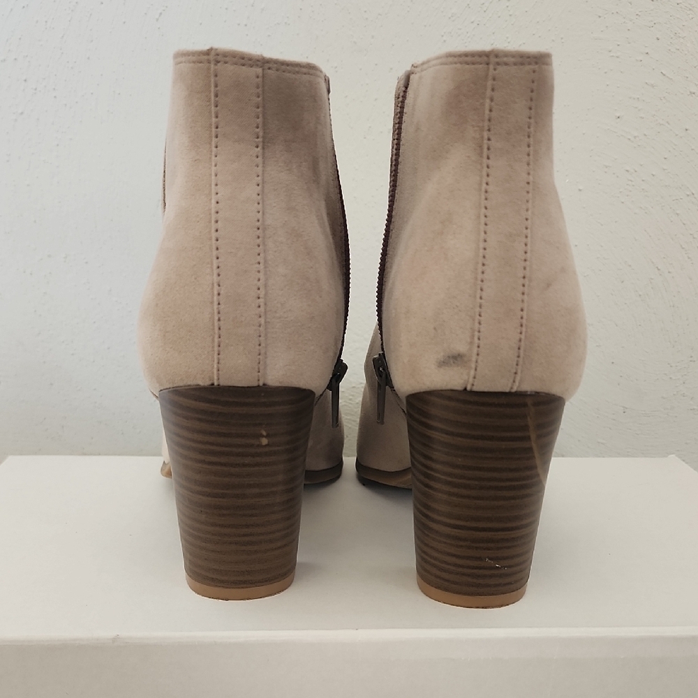 Old Navy Cream Ankle Boots with Chunky Heel and Slip-On Design - Picture 2 of 5